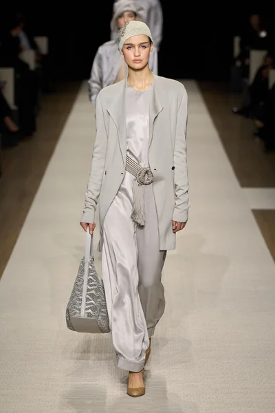 Look 16